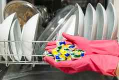 洗碗机洗涤剂手手粉红色的地板持有洗碗机过来这里胶囊胶囊洗碗机才华横溢的清洁
