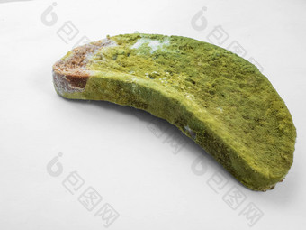 一块面包覆盖绿色<strong>模具</strong>白色背景隔离