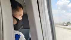 间谍照片座位戴面具的的家伙飞机窗口空气旅行冠状病毒流感大流行