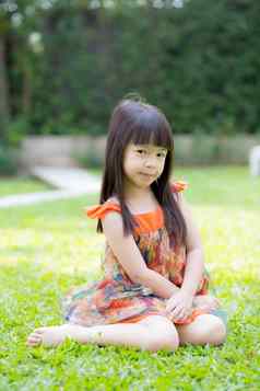 美丽的肖像女孩亚洲微笑坐着gre考试