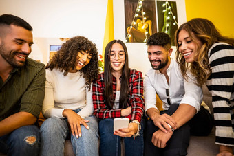 集团多少数民族年轻的朋友首页坐着沙发有趣的智能手机高加索人女人眼镜格子衬衫社会网络技术分享