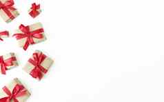 礼物盒子包装工艺纸红色的丝带弓白色背景节日平躺复制空间