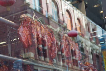 烤鸭烧烤猪肉挂中国人餐厅窗口