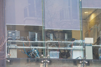电脑电缆位于办公室眼镜窗户