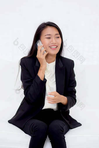 美丽的年轻的亚洲女人会说话的电话微笑推荐-