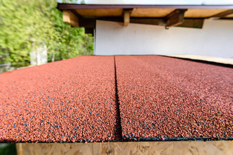 屋顶红色的卷灵活的沥青瓷砖
