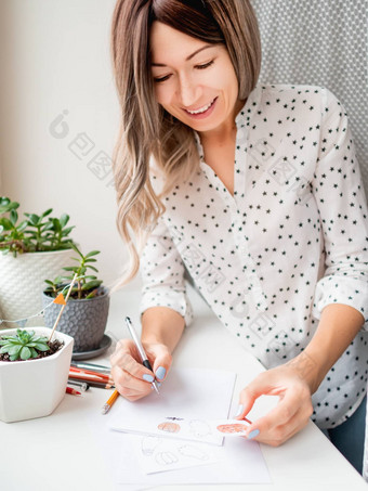 女人装修花锅手工制作的万圣节贴纸