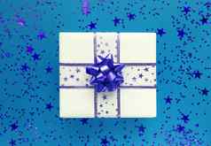 礼物盒子星星蓝色的背景单色平躺