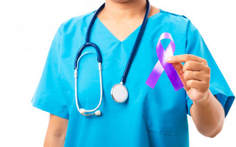 女人医生蓝色的统一的持有紫色的丝带手