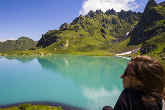 徒步旅行者背包客山谷场徒步旅行徒步旅行场景斯瓦涅季乔治亚州