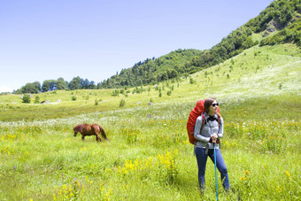 <strong>徒步</strong>旅行者背包<strong>客</strong>山谷场<strong>徒步</strong>旅行<strong>徒步</strong>旅行场景斯瓦涅季乔治亚州