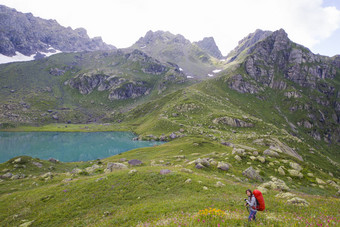 徒步旅行者背包客山谷场徒步旅行徒步旅行场景斯瓦涅季乔治亚州