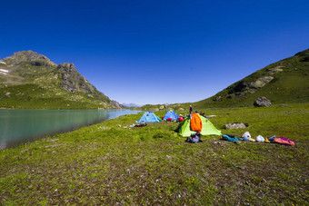 徒步旅行者背包客山谷场徒步旅行徒步旅行场景斯瓦涅季乔治亚州