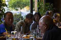 亚洲游客吃坐着会说话的恢复第比利斯传统的菜国家食物