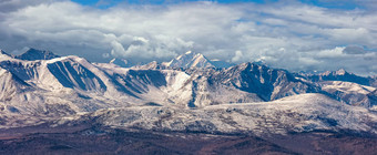 风景优美的全景空中视图雪山山峰山坡上北chuyskiy脊美丽的多云的蓝色的天空背景阿尔泰山西伯利亚俄罗斯