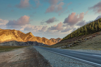 风景优美的低角视图山脊高速公路前景领先的山美丽的多云的日落天空背景金小时阿尔泰山西伯利亚俄罗斯
