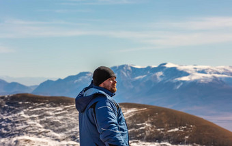 视图旅游距离山白色<strong>雪山</strong>脊美丽的<strong>蓝色</strong>的多云的<strong>天空</strong>背景略焦点阿尔泰山西伯利亚俄罗斯