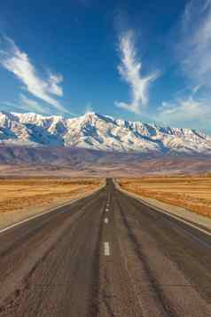 肖像大小拍摄直空高速公路领先的雪山峰可丽山范围美丽的蓝色的多云的天空背景阿尔泰山西伯利亚俄罗斯