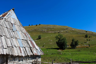 部分房子屋顶波斯尼亚房子波斯尼亚村卢科米尔bjelasnica山