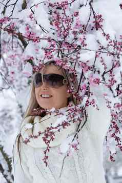 女人樱桃开花树开花雪