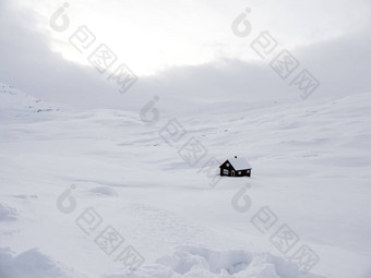 白雪覆盖的孤独的房子小屋小屋白色冬天景观<strong>挪威</strong>