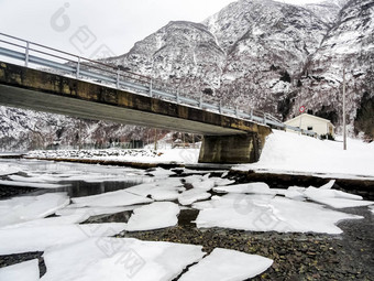 冬天景观冻河湖峡湾冰银行桥挪威