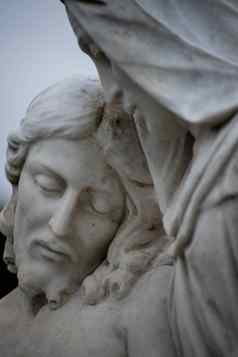 关闭耶稣的脸维多利亚时代墓地雕像