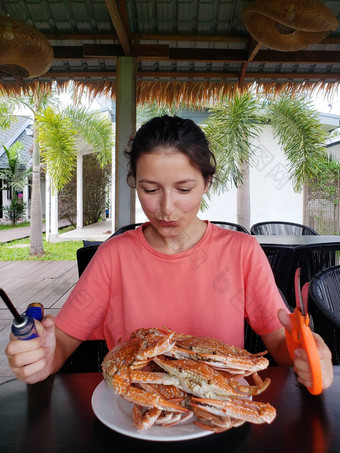 女孩吃煮熟的<strong>螃蟹</strong>女孩表格完整的板煮熟的蓝色的<strong>螃蟹</strong>