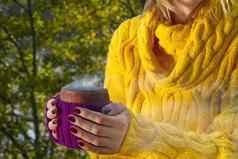 特写镜头视图陶瓷杯热咖啡奥尔蒂亚女手热比弗莱奇喝秋天公园气候变暖温暖的喝秋天森林