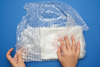 女手包装项透明的塑料
