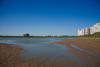 边境大多层城市<strong>农村</strong>高房子<strong>银行</strong>浅河概念城市扩张破坏小<strong>农村</strong>定居点