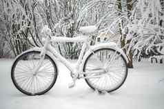 冬天自行车自行车雪自行车公园完整的新鲜的深雪