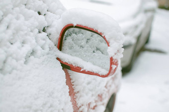 车镜子填满雪冬天季节白色雪覆盖车一边镜子