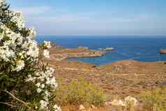 风景优美的视图岩石海岸线爱琴海很漂亮的