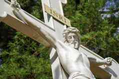 关闭耶稣交叉墓地雕像