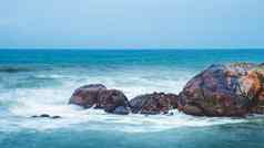 长曝光海洋波打集合岩石
