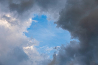 自然蓝色的天空窗口云轮差距固体夏天云