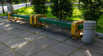 美丽的公园路径原始黄绿色板凳上缸