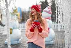 美丽的可爱的中年女孩卷曲的头发温暖的冬天毛衣站背景小镇广场