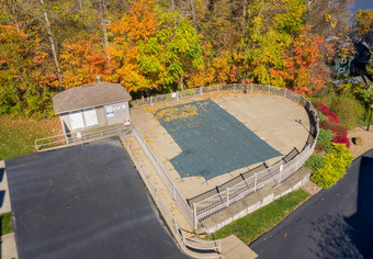 空中无人机照片游泳池覆盖保护设施秋天叶子