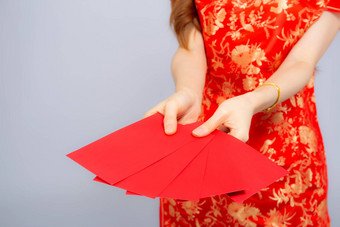 特写镜头亚洲女人<strong>旗袍</strong>衣服持有红色的信封一点点