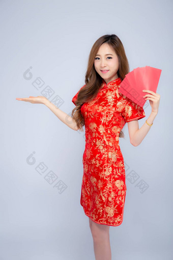美丽的肖像亚洲女人旗袍衣服持有红色的envel