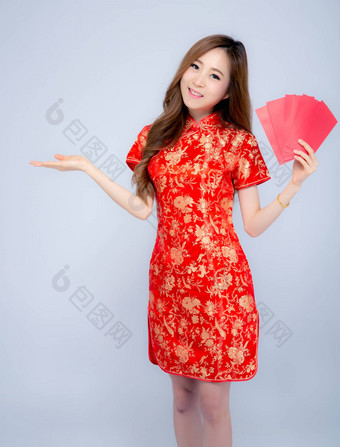 美丽的肖像亚洲女人旗袍衣服持有红色的envel