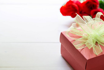 现在礼物红色的玫瑰花礼物盒子弓丝带