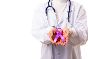 女人医生白色统一的持有紫色的丝带手