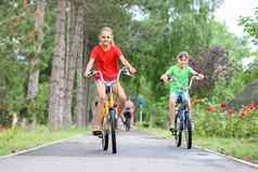 女孩骑自行车自行车路径