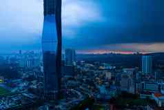 时尚的未来主义的建筑建设摩天大楼日落雨云华丽的的观点风景(泥