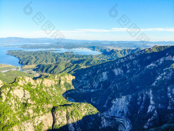 空中视图山水储层背景美丽的蓝色的天空