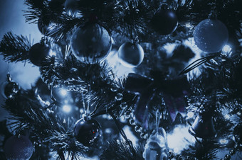 装饰圣诞节树特写镜头霓虹灯蓝色的光玩具球加兰灯灯笼一年的装饰物宏照片散景冬天假期光装饰