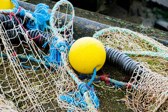 蓝色的钓鱼网浮筒绳子浮点数覆盖